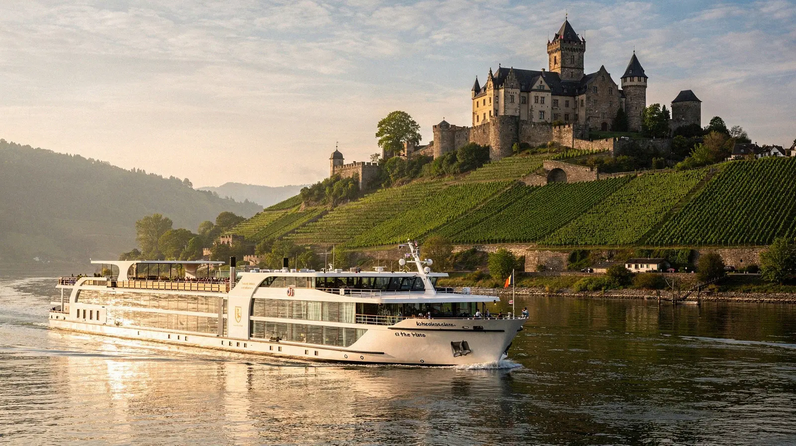 Château sur le Rhin vu depuis une péniche